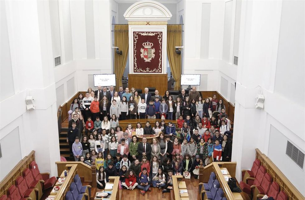 Alumnos participantes en el programa 'Diputados y diputadas por un día' en las Cortes de C-LM