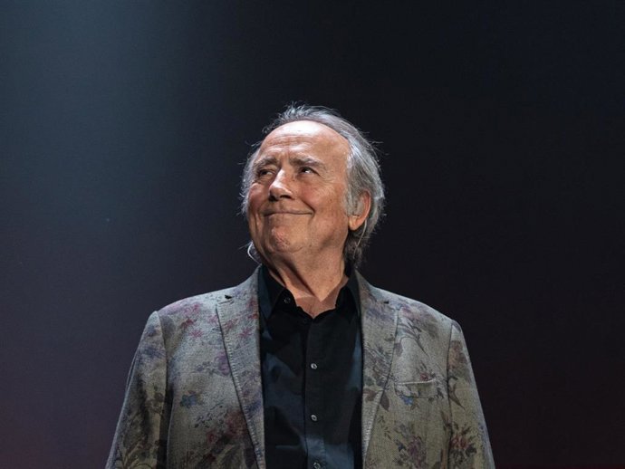 Archivo - El cantautor Joan Manuel Serrat durante un concierto en el Palau de Sant Jordi, a 20 de diciembre de 2022, en Barcelona