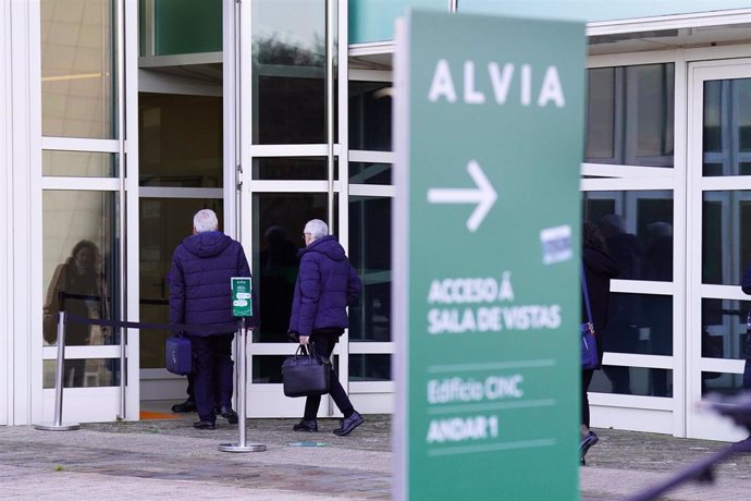 El abogado de la acusación, Francisco Losada González (1d), a su llegada a la parte civil del juicio del accidente ferroviario del Alvia, en la Ciudade de Justicia, a 14 de febrero de 2023, en Santiago de Compostela, A Coruña (España). El juicio del Alv