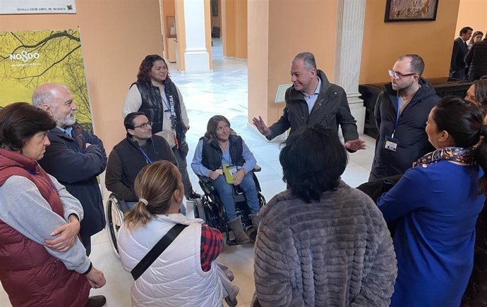 Sanz celebra con vecinos de Cross Pirotecnia la solución al problema de ascensores.