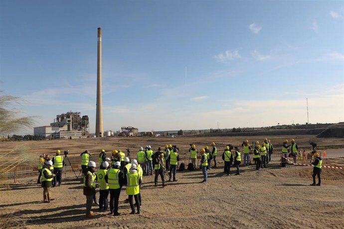 Minutos previos al derribo de la chimenea de la central térmica de Andorra, a 16 de febrero de 2023, en Andorra, Teruel, Aragón (España). 