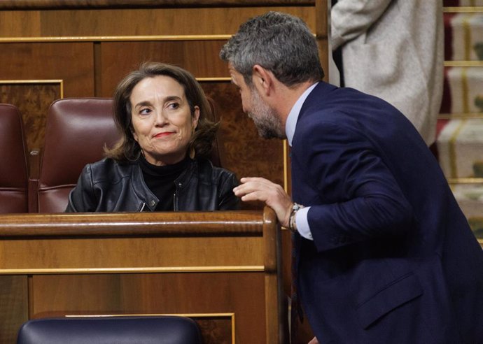 La portavoz del PP en el Congreso, Cuca Gamarra, conversa con el diputado del PP Jaime de Olano.