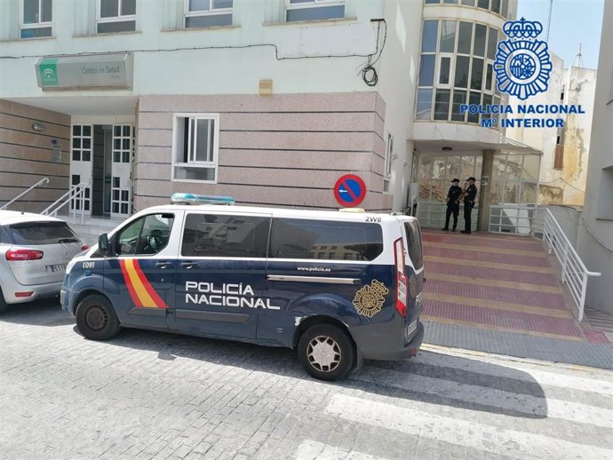 Archivo - Un furgón de la Policía Nacional a las puertas de un centro de salud.