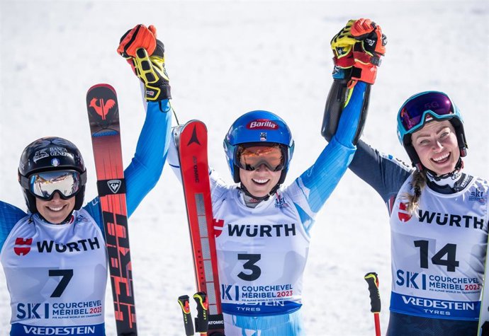 Mikaela Shifrrin (centro) celebra su oro mundial en gigante junto a la italiana Federica Brignone (izda) y la noruega Ragnhild Mowinckel
