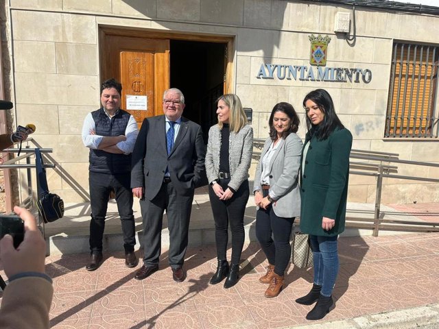 Visita de Javier Carazo al Ayuntamiento de la Estación Linares-Baeza