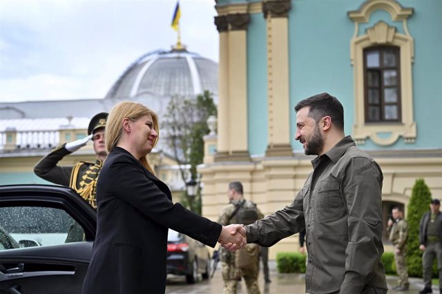 La presidenta eslovaca, Zuzana Caputova, es recibida por su par ucraniano, Volodimir Zelenski, en Kiev.