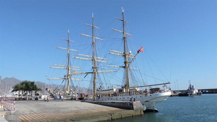 Archivo - HMS Falken, buque escuela de la Marina de Guerra de Suecia, en el puerto de Santa Cruz de Tenerife