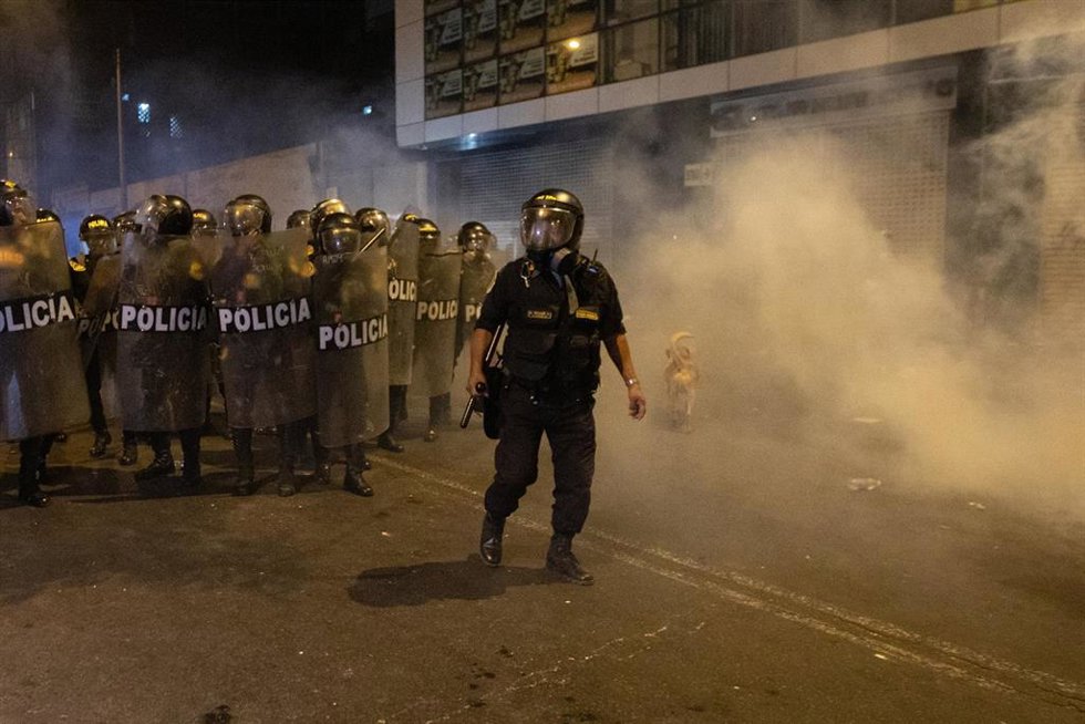 Agentes de la Policía antidisturbios durante las protestas contra Dina Boluarte en Perú