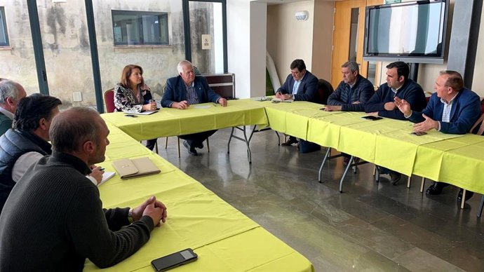 Encuentro entre la consejera de Agricultura, Pesca, Agua y Desarrollo Rural, Carmen Crespo, y representantes de COAG Andalucía