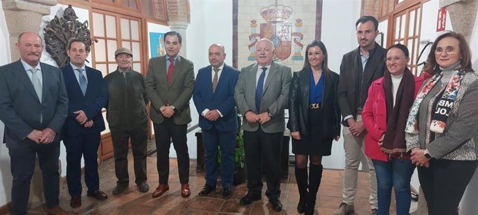 Aguirre (centro) y Nieto (4 izda.), posan con miembros de la Corporación municipal en el Ayuntamiento de Villanueva de Córdoba.
