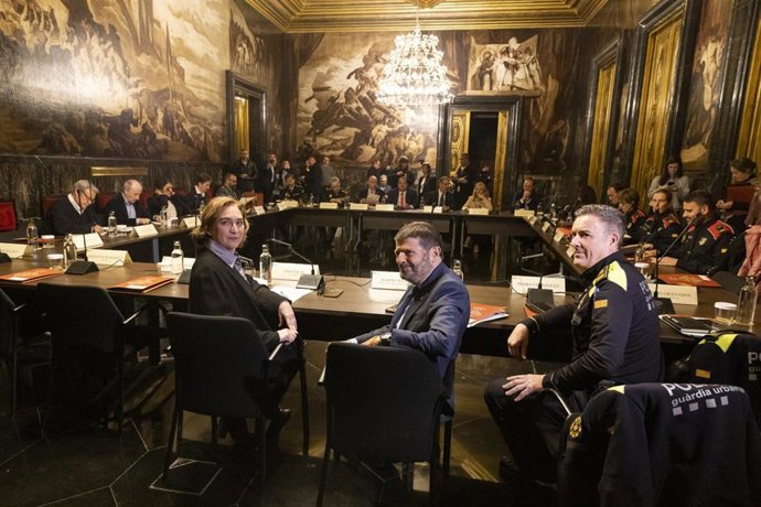 La alcaldesa de Barcelona, Ada Colau; el teniente de alcalde de Seguridad, Albert Batlle; y el jefe de la Guardia Urbana, Pedro Velázquez, en la reunión de la Junta Local de Seguridad de Barcelona.