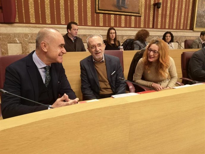 El alcalde de Sevilla, el delegado de Hábitat Urbano y la concejal Clara Macías.