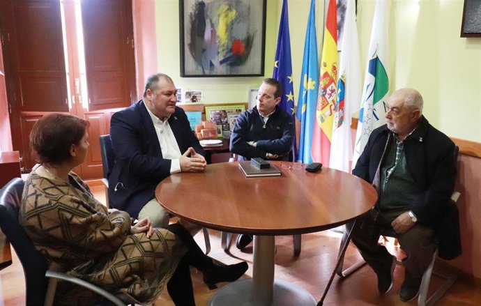 El presidente de la Junta General en su visita a Vegadeo