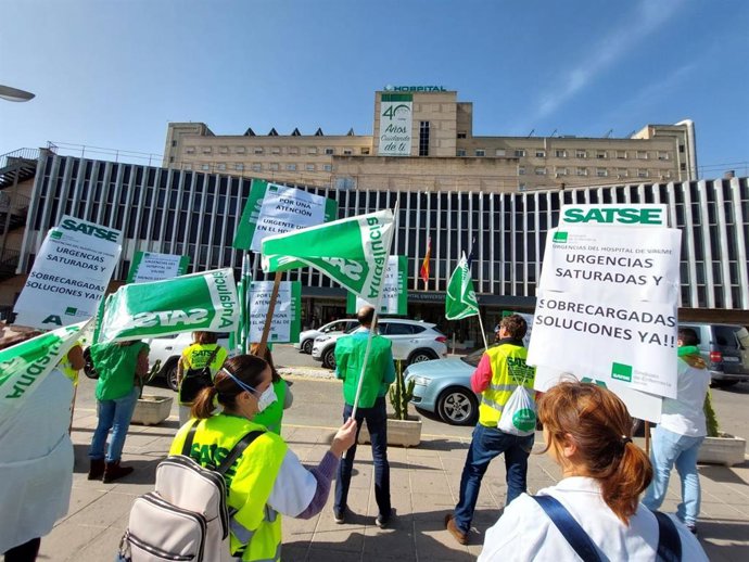 Profesionales de Urgencias del Valme se concentran a las puertas del Hospital de Valme.