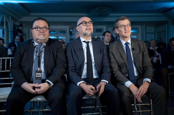(I-D) El director general de Forbes, Ignacio Quintana; el presidente de SpainMedia, Andrés Rodríguez; y el presidente del Partido Popular, Alberto Núñez Feijóo, durante la sexta edición del Forbes Summit Reinventing Spain, en el Hotel Rosewood Villa Mag