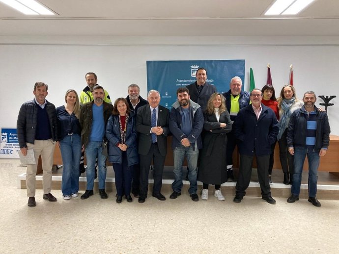 El concejal de Movilidad, José del Río junto con los miembros del comité de empresa y delegados sindicales en una reunión