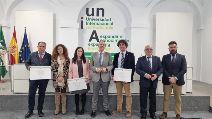 UNIA premia la excelencia a tres docentes de los másteres en Relaciones Internacionales y Transformación Digital