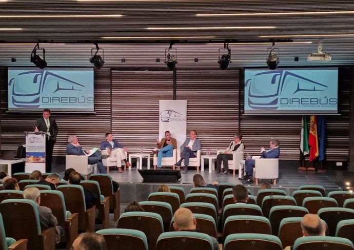 Empresas del transporte por carretera analizan en Cáceres los problemas del sector