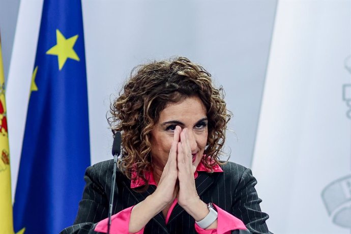 La ministra de Hacienda y Función Pública, María Jesús Montero, comparece tras la Comisión Interministerial para la Recuperación, Transformación y Resiliencia, en el Complejo de La Moncloa, a 16 de febrero de 2023, en Madrid (España). Durante la comisió
