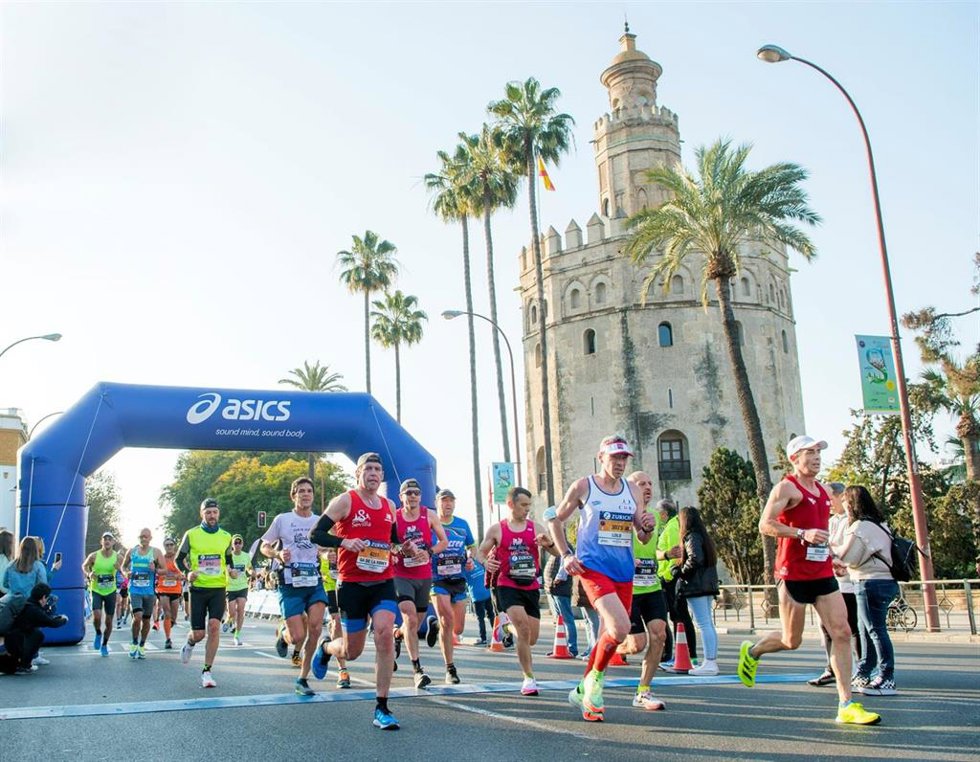 Archivo - Corredores de la Zurich Maratón de Sevilla, en una foto de archivo.