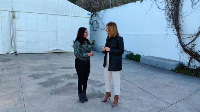 Ana Carrera con la alcaldesa de El Gastor.