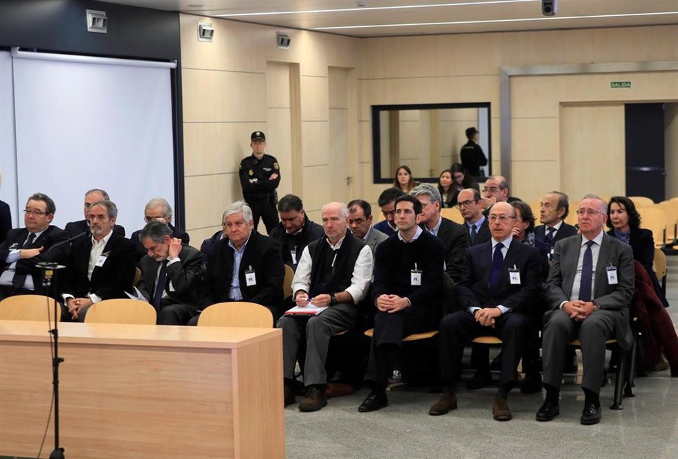 Archivo - El antiguo presidente del grupo Pescanova Manuel Fernández de Sousa (d), junto a los máximos responsables de la empresa entre 2009 y 2013,  en el banquillo de la Audiencia Nacional en San Fernando de Henares (Madrid), en diciembre de 2019.