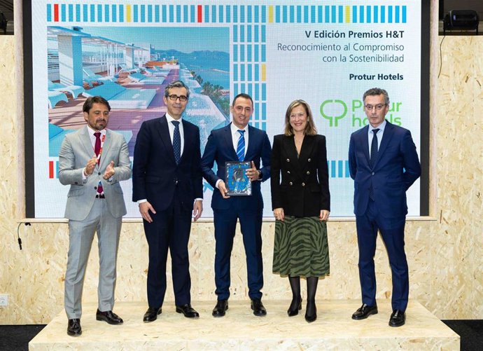 Jorge Marichal, presidente CEHAT; Eugenio Solla, director de Sostenibilidad de CaixaBank; Toni Sanz, responsable de ventas en Protur Hoteles; Maria Cruz Rivera, directora territorial de CaixaBank en Baleares; y David Rico, director de CaixaBank Hotels&T