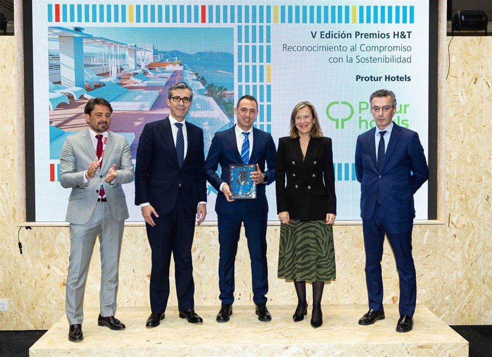 Jorge Marichal, presidente CEHAT; Eugenio Solla, director de Sostenibilidad de CaixaBank; Toni Sanz, responsable de ventas en Protur Hoteles; Maria Cruz Rivera, directora territorial de CaixaBank en Baleares; y David Rico, director de CaixaBank Hotels&T