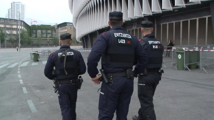 Archivo - Ertzainas caminan por una calle de Bilbao