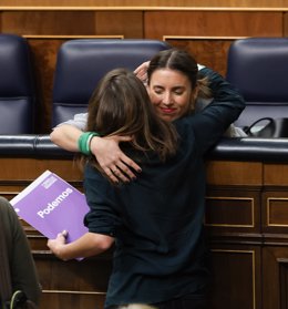 La diputada de Unidas Podemos Lucia Muñoz (i) y la ministra de Igualdad, Irene Montero (d), durante una sesión plenaria en el Congreso de los Diputados, a 16 de febrero de 2023, en Madrid (España). La Ley Trans y la del aborto, culminan su tramitación p