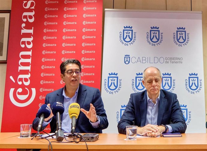 El presidente del Cabildo de Tenerife, Pedro Martín, y el presidente de la Cámara de Comercio de Santa Cruz de Tenerife, Santiago Sesé