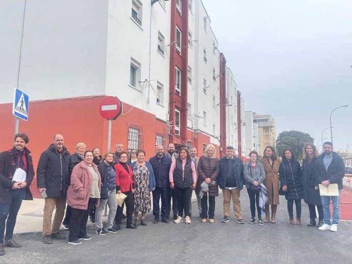 Mercedes Colombo y el alcalde de El Puerto con vecinos de la barriada de Los Milagros.