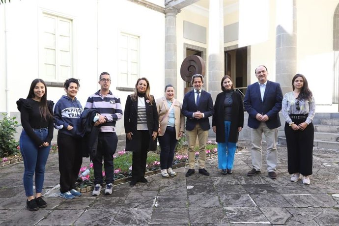 El presidente del Parlamento de Canarias, Gustavo Matos (c), junto a diputados y representantes de Aspercan en una jormada de sensibilización en el Parlamento