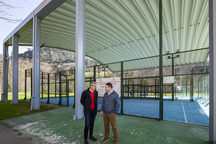 El vicepresidente de Cantabria y consejero de Deporte, Pablo Zuloaga (izda), y el alcalde de Ramales de la Victoria, César García, en las pistas de pádel del municipio