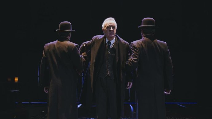 Escena de la obra de teatro 'El proceso', con Carlos Hipólito