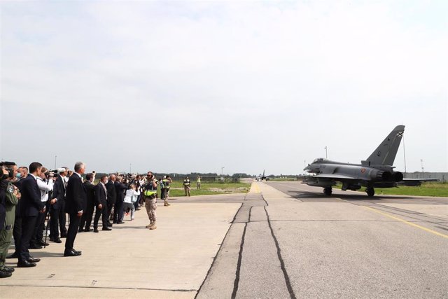 Archivo - Un caza militar se dispone a despegar en la base de Siauliai durante la visita de Sánchez a las tropas españolas en misión de la OTAN, a 8 de julio de 2021, en Siauliai, (Lituania). 
