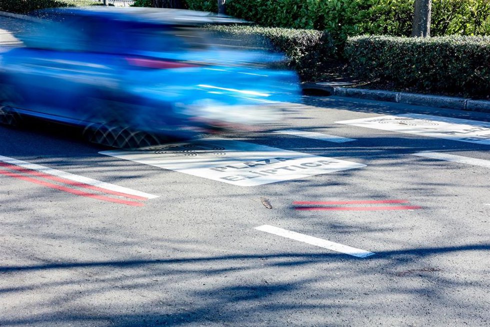 Archivo - Un coche pasa por encima de una pintada en la carretera que anuncia la Zona de Bajas Emisiones (ZBE) en Plaza Elíptica, a 4 de enero de 2023, en Madrid (España). La sentencia del Tribunal de Justicia de la Unión Europea condenó el pasado 22 de