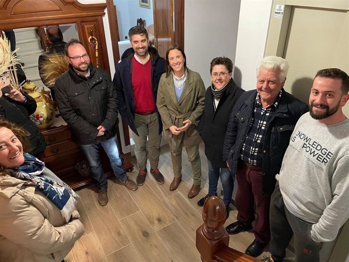 La delegada de Fomento, Articulación del Territorio y Vivienda, Cristina Casanueva (centro), en su visita a Fuente Tójar.