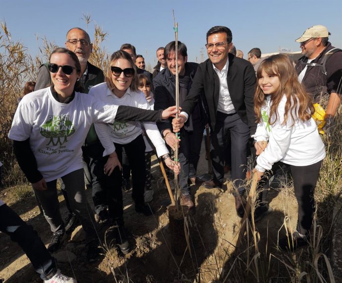 Plantación de árboles en el entorno del río Monachil