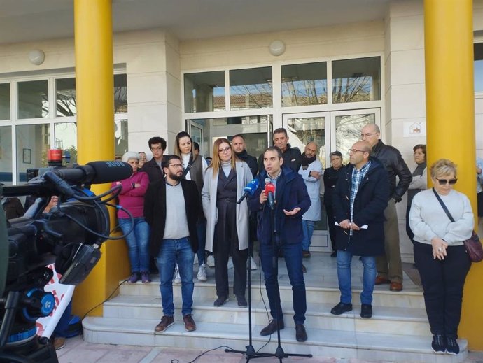 El coordinador general de IU Andalucía, Toni Valero, antes de participar en una concentración por la sanidad pública en Alcalá del Valle (Cádiz)