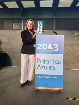 Isabel Albás en la entrega de las Pajaritas Azules que distinguen a Sadeco por su recogida selectiva de papel y cartón.