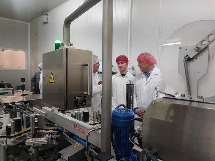 El conseller de Promoción Económica y Desarrollo Local, Jaume Alzamora, durante una visita a una fábrica de sobrasada en Felanitx