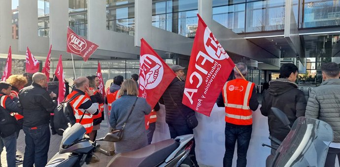 Trabajadores de la red comercial de Repsol se concentran ante la sede de la compañía para exigir un convenio colectivo justo.