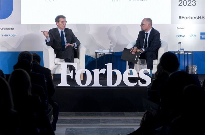 El presidente del Partido Popular, Alberto Núñez Feijóo, y el presidente de SpainMedia, Andrés Rodríguez , durante la sexta edición del Forbes Summit Reinventing Spain, en el Hotel Rosewood Villa Magna, a 6 de febrero de 2023, en Madrid (España). 