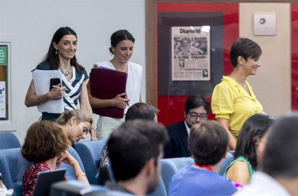 Archivo - (I-D) La ministra de Justicia, Pilar Llop; la ministra de Igualdad, Irene Montero y la ministra Portavoz, Isabel Rodríguez, en Moncloa.
