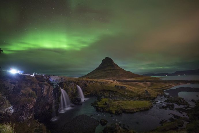 Archivo - 25 November 2022, Iceland, Borgarnes: The Northern Lights over the Kirkjufel mountain on the west coast of Iceland. Photo: Owen Humphreys/PA Wire/dpa