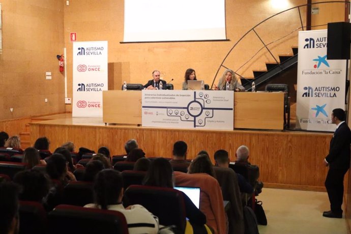 Alcalá de Guadaíra ha acogido la jornada 'Itinerarios Individualizados de Inserción para colectivos vulnerables' con la participación de administraciones, entidades sociales y empresas