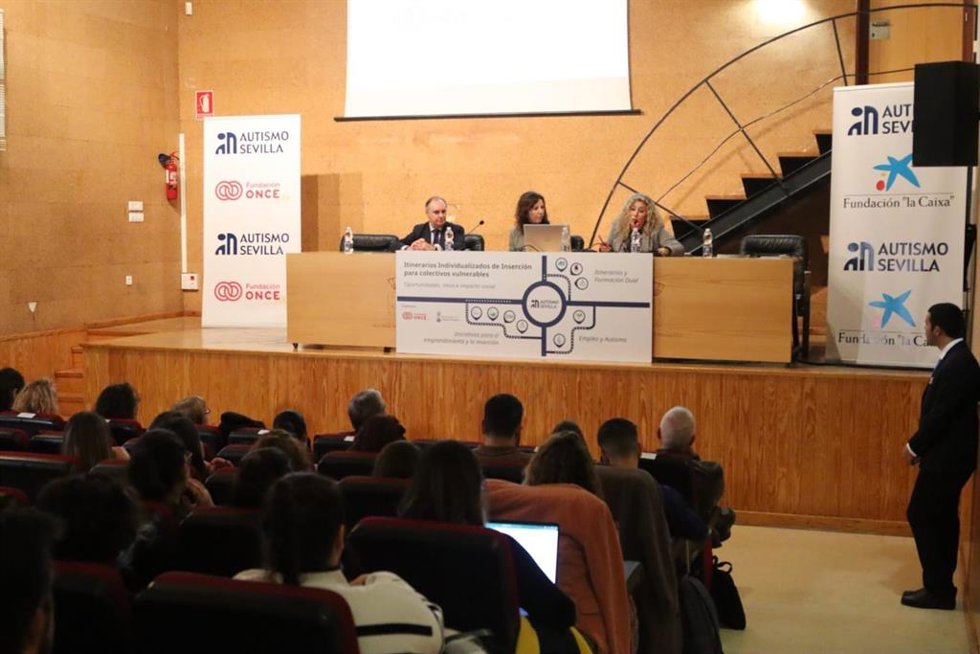Alcalá de Guadaíra ha acogido la jornada 'Itinerarios Individualizados de Inserción para colectivos vulnerables' con la participación de administraciones, entidades sociales y empresas