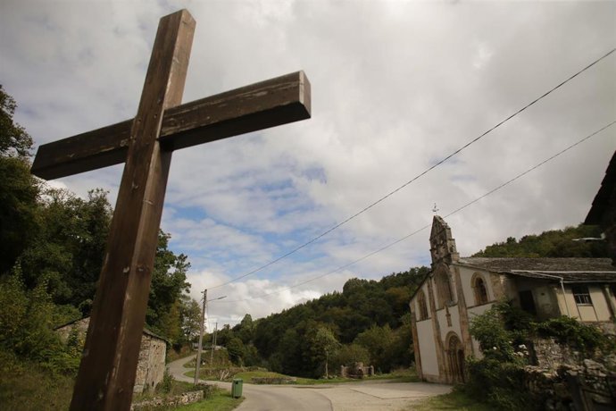 Archivo - Una cruz en la senda de una variante del Camino de Santiago Francés que pasa por la ciudad de Lugo. 