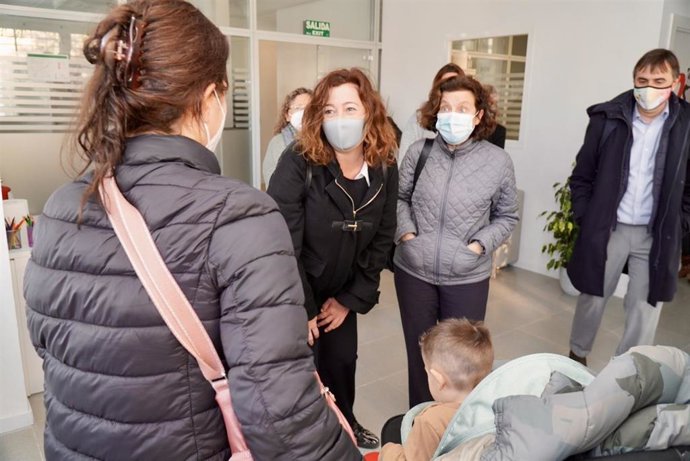 La presidenta del Govern, Francina Armengol, junto a la consellera de Asuntos Sociales y Deportes, Fina Santiago, visitan Apfem.